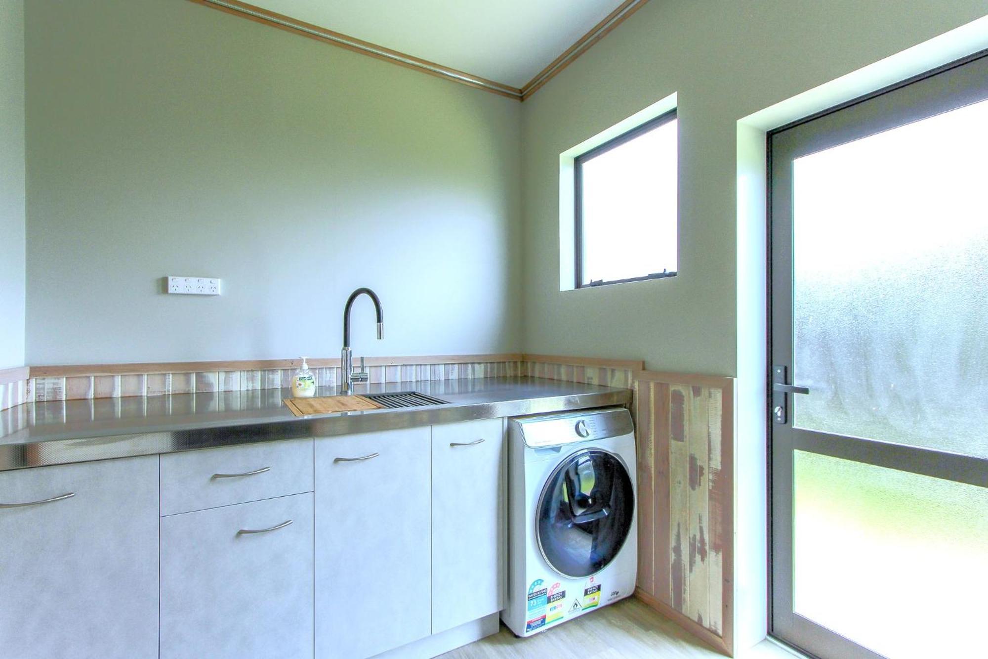 Spacious Retreat With Mountain View Rotorua Exterior photo