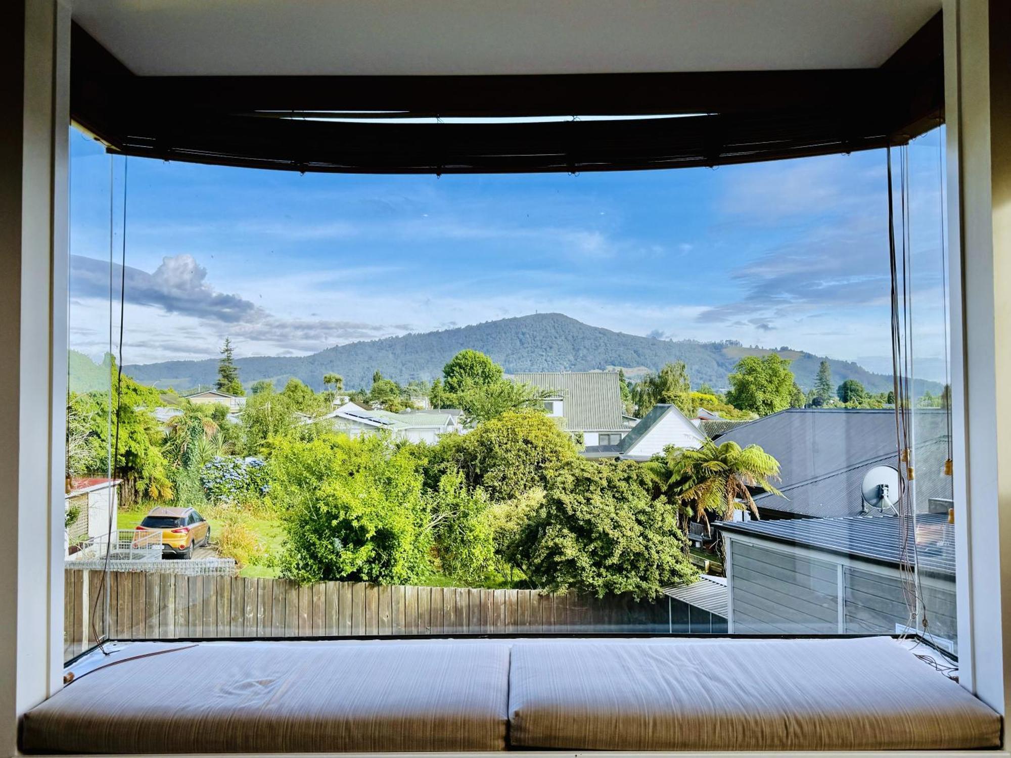 Spacious Retreat With Mountain View Rotorua Exterior photo